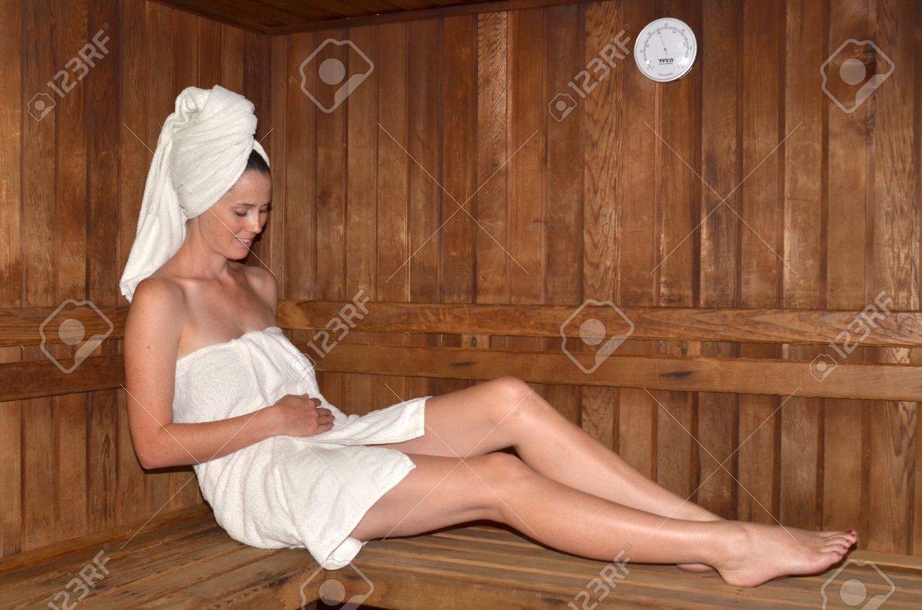 妊娠中の女性はフィンランド式サウナでリラックス 医療と美容のコンセプトです Copyspace の写真素材 画像素材 Image 4584