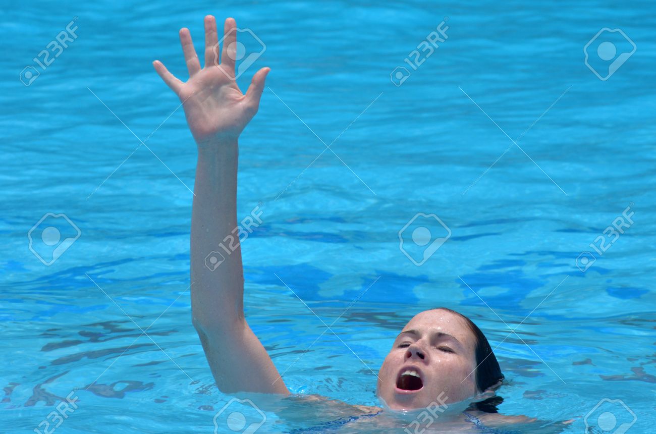 スイミング プールで溺れている女性 コンセプト写真 Copyspace の写真素材 画像素材 Image 4695