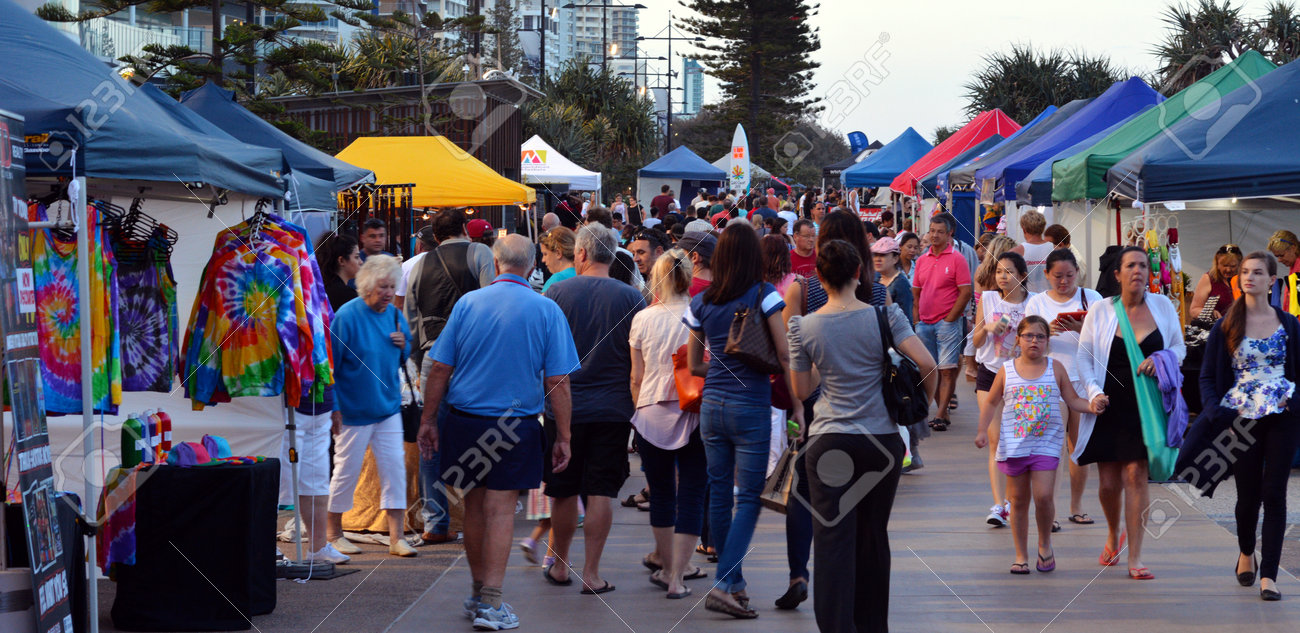 サーファーの楽園オーストラリア 05 年 11 月サーファーズ パラダイスのビーチに面した Markets It で 2014 Visitors のクイーンズランド州ゴールド コースト最大のナイト マーケット Australia It は地元の観光製品の様々 な機能します の写真素材 画像素材