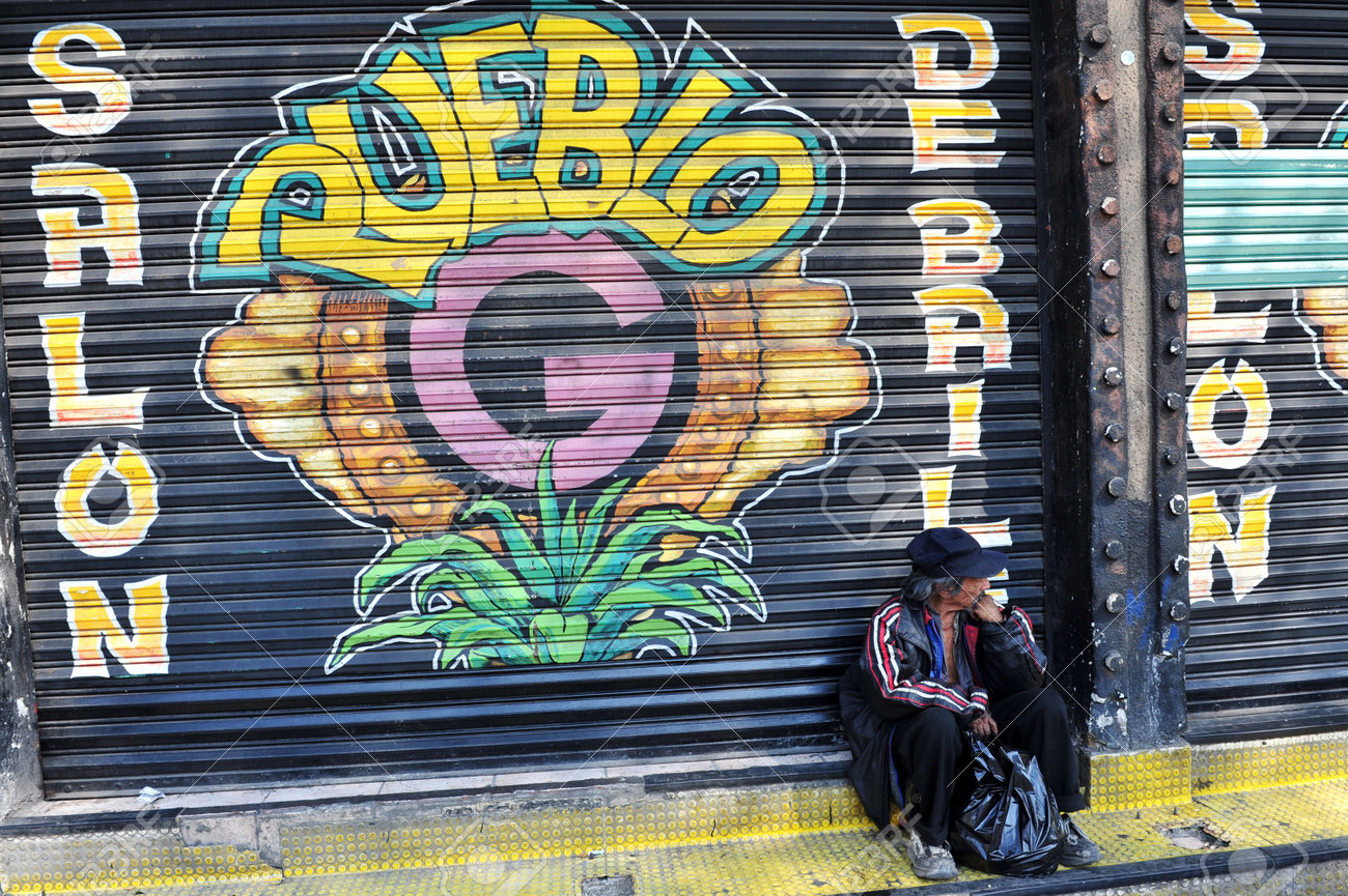 MEXICO - 10 FÉVRIER: Mexicain sans domicile fixe le 10 février à Mexico (Mexique). 10% de la population mexicaine, soit plus de 10 millions, vivent en MEXICO - 10 FÉVRIER: Mexicain sans domicile fixe le 10 février à Mexico (Mexique). 10% de la population mexicaine, soit plus de 10 millions, vivent en
