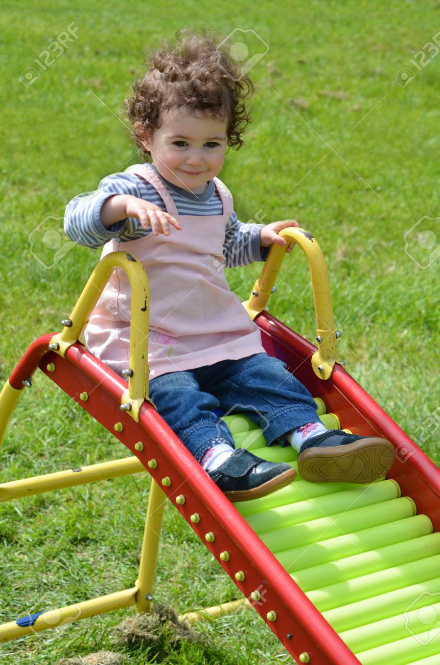 Petit Enfant Fille De 1 A 2 Ans Glissant Sur Une Glissade Dans Une Aire De Jeux A La Maison Banque D Images Et Photos Libres De Droits Image