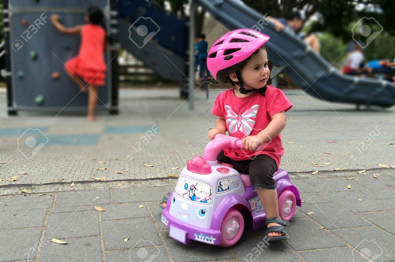 Petite Fille Age 1 2 Voiture A Cheval De Jouets Dans La Cour De Recreation Concept De La Petite Enfance Banque D Images Et Photos Libres De Droits Image
