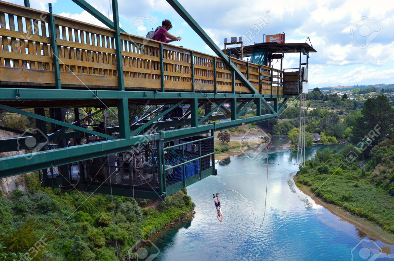 タウポ Nzl 47 メートル 154 フィート でワイカト川 ニュージーランドのタウポの上からバンジー ジャンプ中に 1 月 14 日の 16 Person の写真素材 画像素材 Image