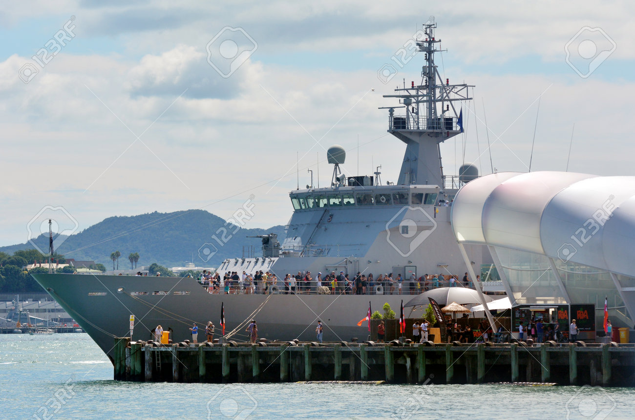 オークランド Nzl 1 月 30 日 16 Visitors 周年記念日の間にオークランドの港でオンボード Hmnzs ウェリントン P55 高貴なニュージーランド海軍のプロテクター クラス沖合いのパトロール船です の写真素材 画像素材 Image