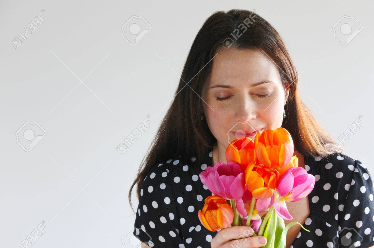 女性 30 35 歳 を受け彼女の恋人からのチューリップの花の匂いを嗅ぐ 女性の愛の概念 コピー スペース の写真素材 画像素材 Image 女性 30 35 歳 を受け彼女の恋人からのチューリップの花の匂いを嗅ぐ 女性の愛の概念 コピー スペース の写真素材 画像素材 Image