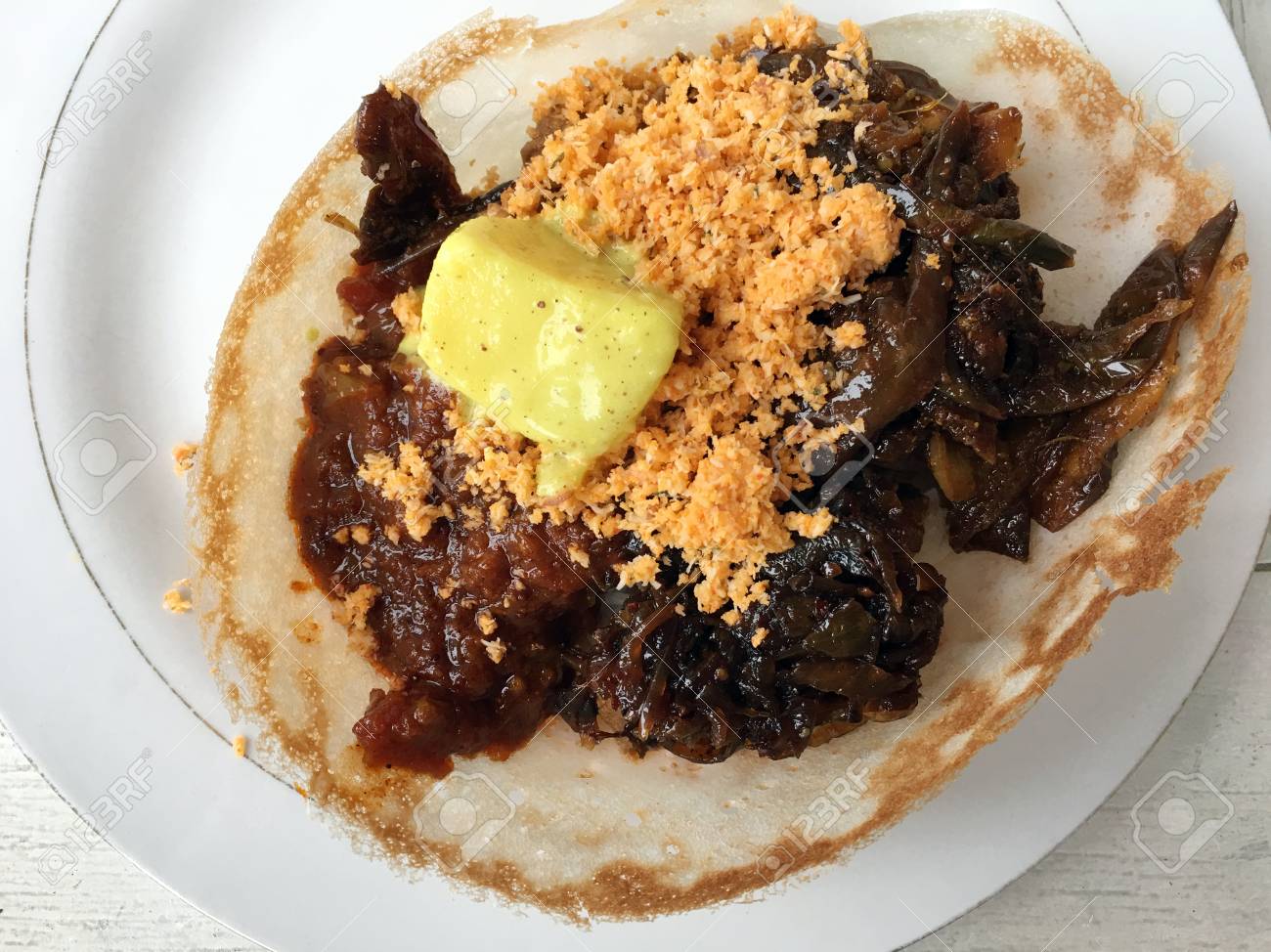 ホッパーとポル Sambola とカレー皿 発酵生地に基づく伝統的なスリランカ料理は 米粉とスパイスとココナッツ ミルクの通常作られて 食品の背景のテクスチャ コピー スペース の写真素材 画像素材 Image