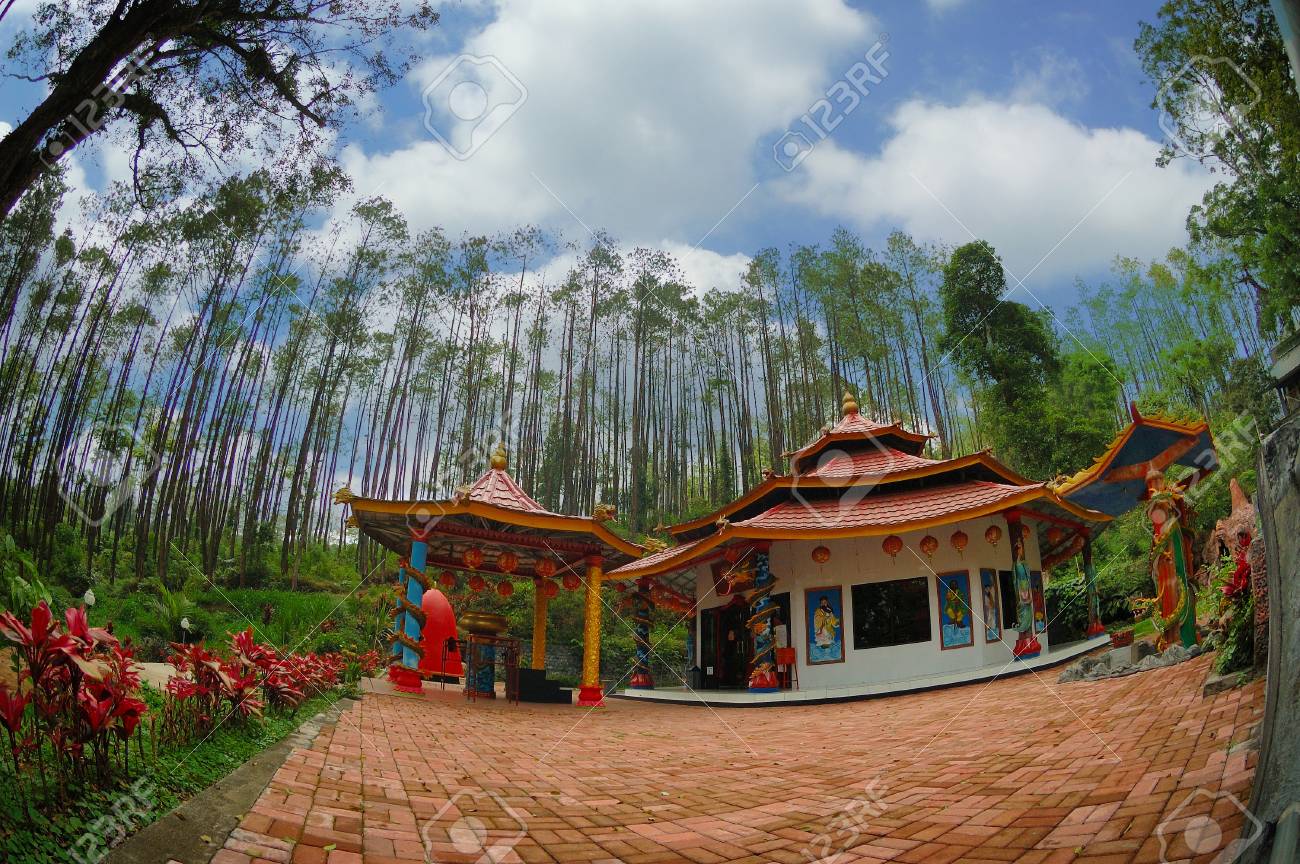 昔の修道院の庭の横にあるを表示 インドネシア東ジャワ州マラン クレイトン カウィ山ビハーラ デウィ クワン Im で撮影 の写真素材 画像素材 Image