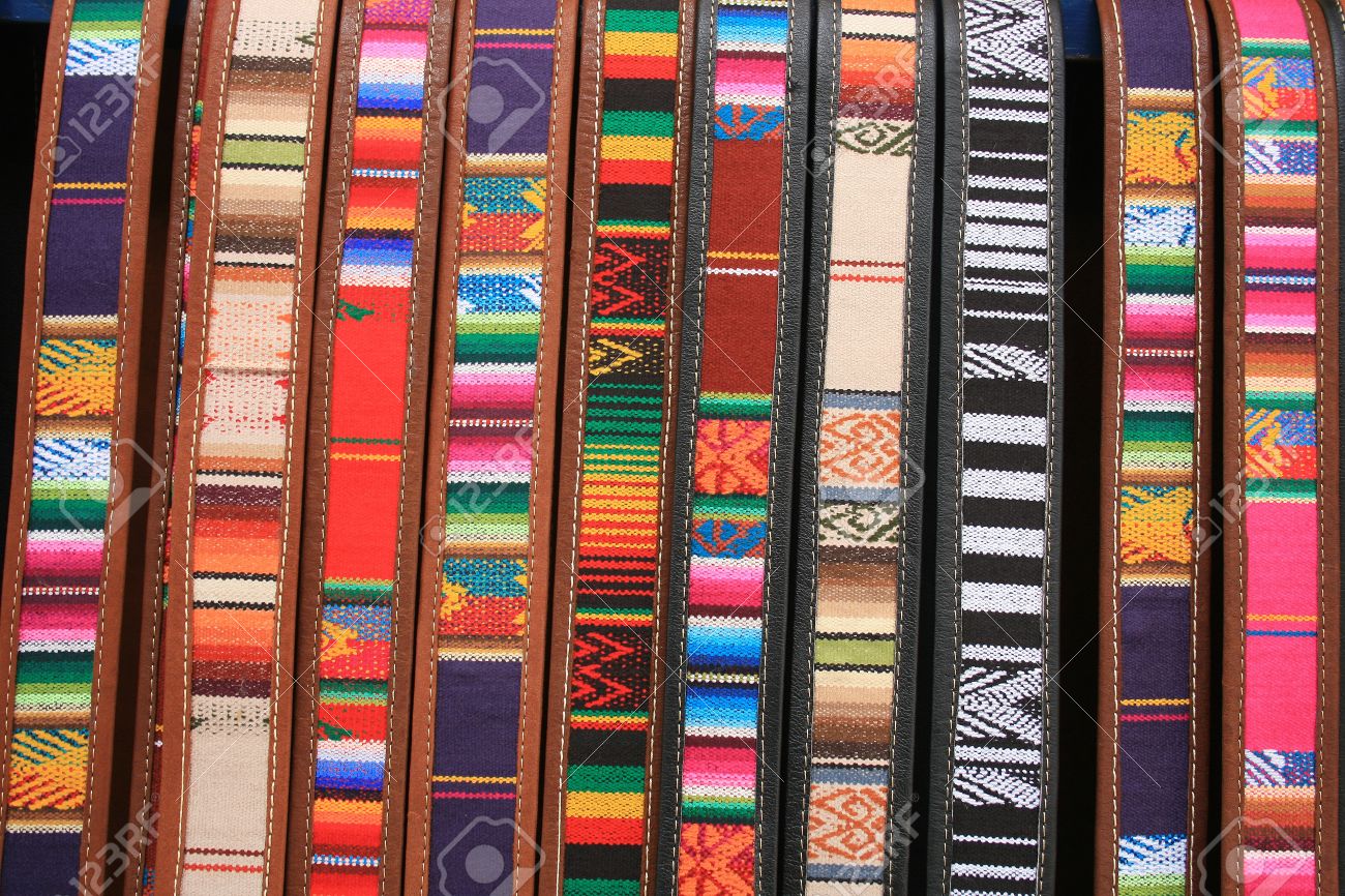 カラフルな手作り布とコタカチ エクアドルの屋外クラフト マーケットでの販売のための革ベルト の写真素材 画像素材 Image