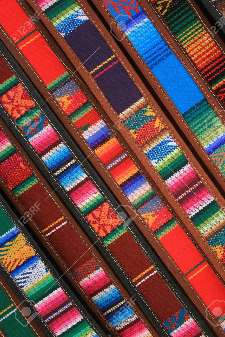Cuero Hechos A Mano Cinturones De Tela Para La Venta En Mercado De Artesanías Al Aire Libre Cotacachi, Ecuador Fotos, Retratos, Imágenes Y Fotografía Archivo Libres De Derecho.