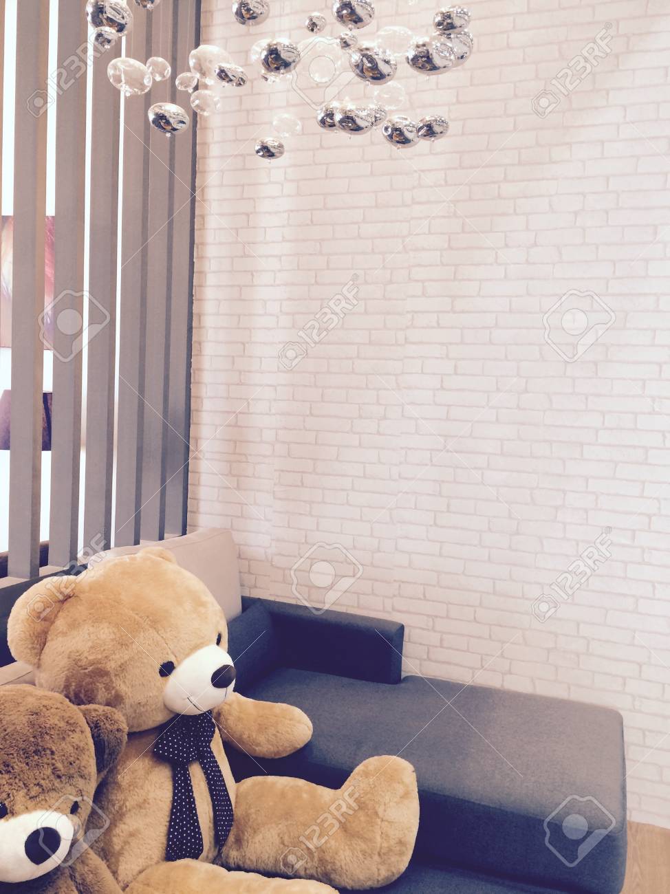 リビング ルームでクマのぬいぐるみ の写真素材 画像素材 Image