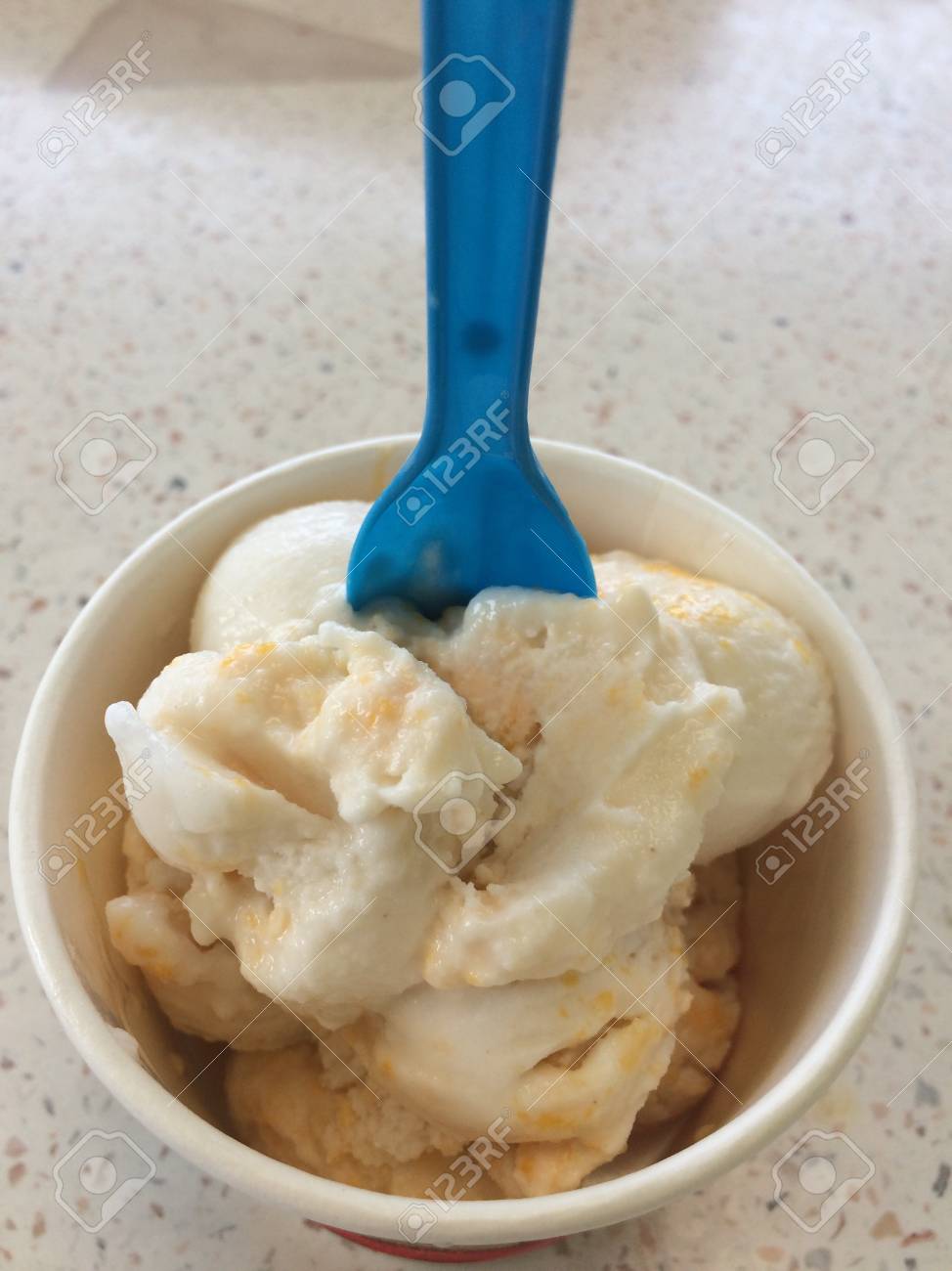 Eis Und Löffel In Pappbecher Lizenzfreie Fotos, Bilder Und Stock  Fotografie. Image 75430382.