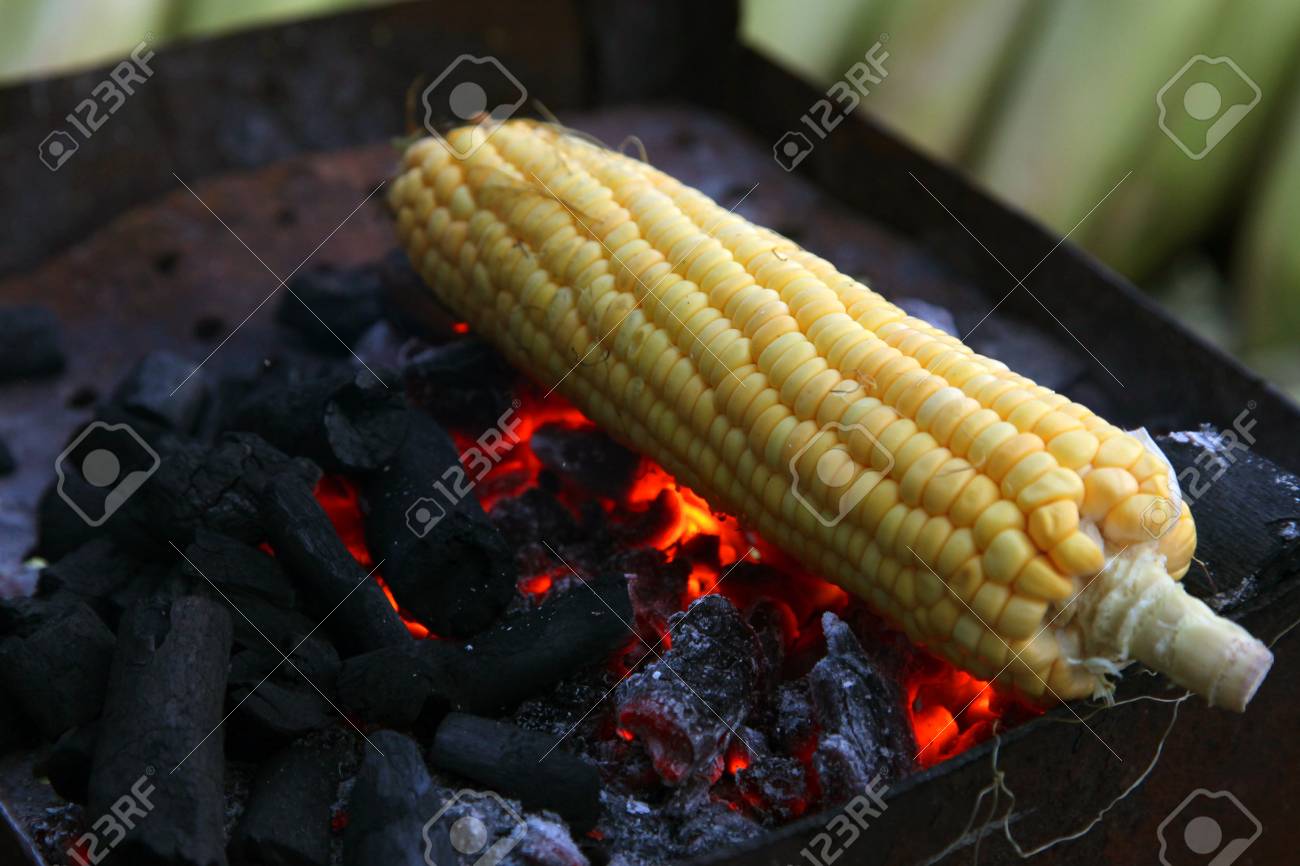 新鮮なローストやグリルしたトウモロコシの穂軸 路上販売の焼きトウモロコシ の写真素材 画像素材 Image