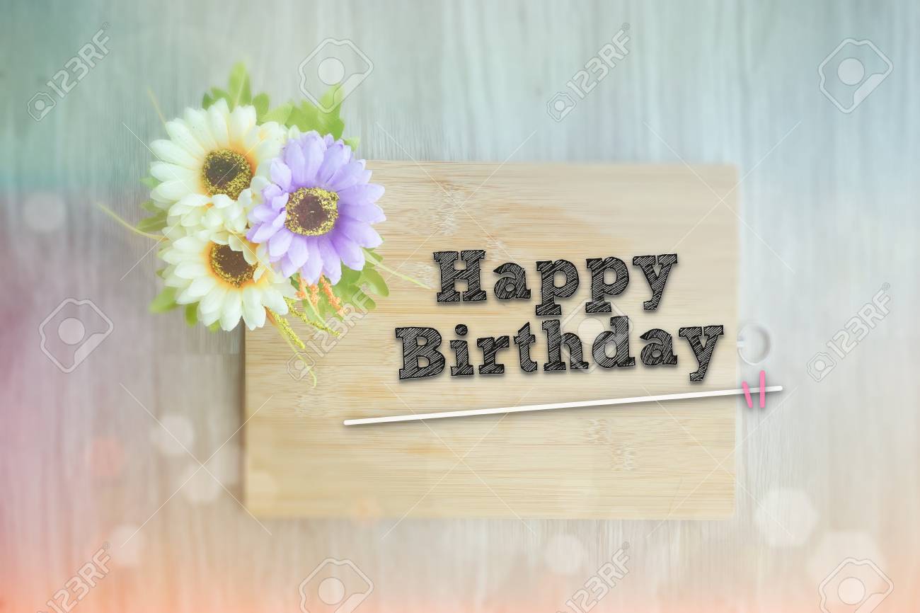Joyeux Anniversaire Mots Sur Le Style Vintage Retro Ou Rustique De Fond En Bois Avec Des Fleurs Banque D Images Et Photos Libres De Droits Image
