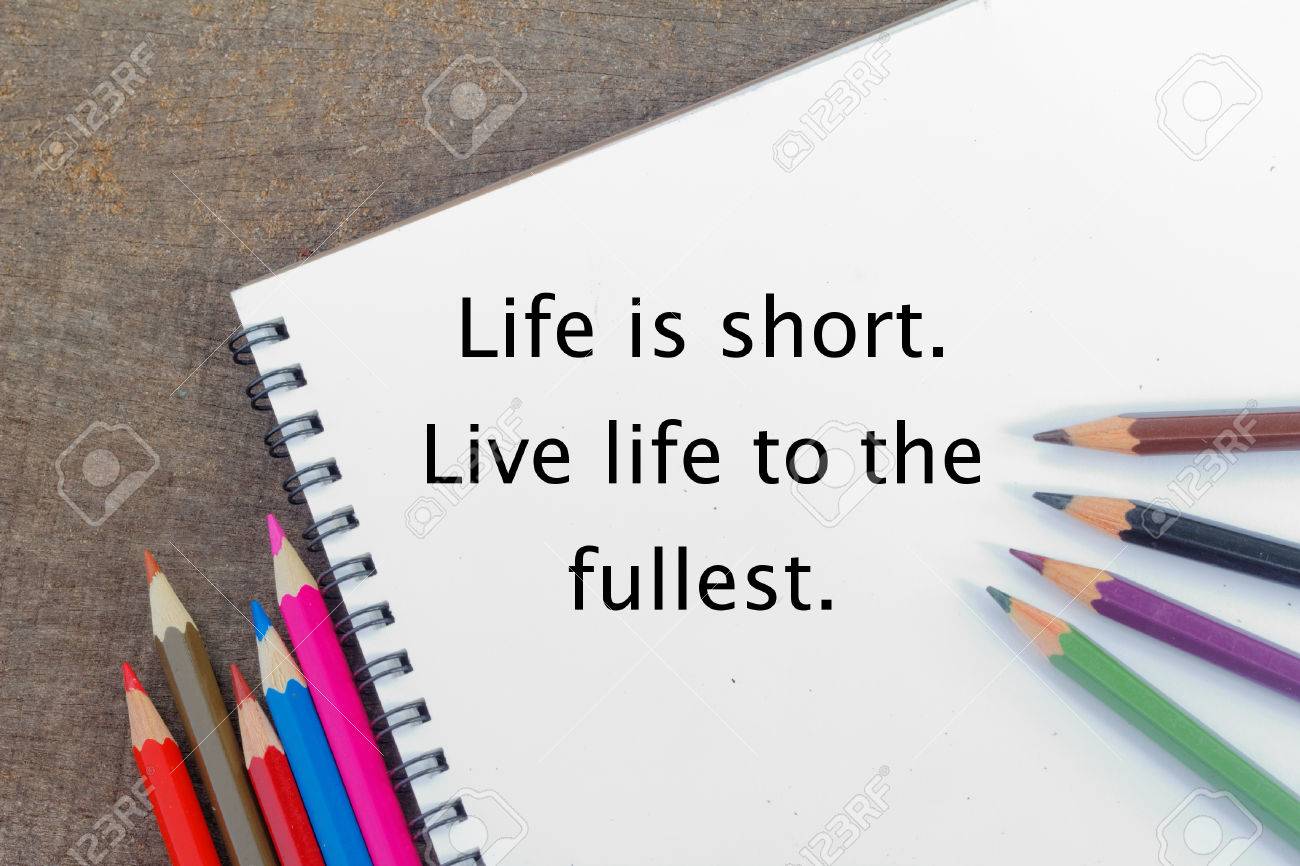 Immagini Stock Notepad Vuoto E Matite Colorate Sul Tavolo Di Legno Vista Dall Alto Con La Frase Di La Vita E Breve Vivi La Vita Al Massimo Image