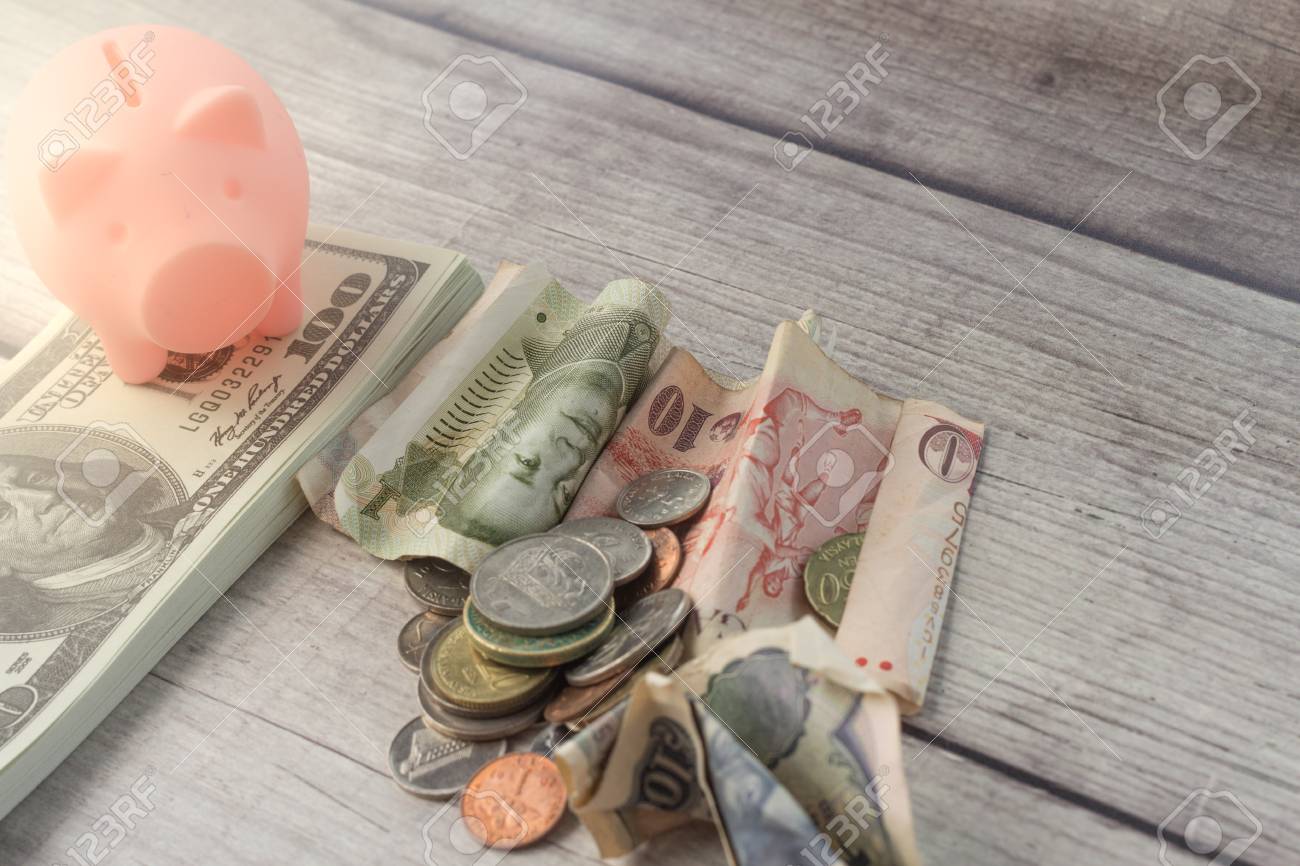 우리 돈 국제 통화와 돼지 저금통을 쌓아 놓은 금융 개념 로열티 무료 사진, 그림, 이미지 그리고 스톡포토그래피. Image  117517104