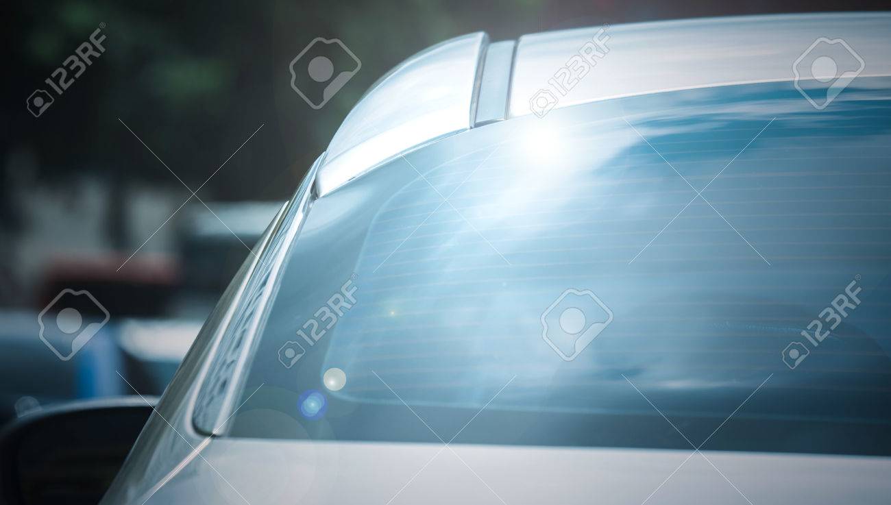 太陽と車の後ろの窓の日光の反射 の写真素材 画像素材 Image 4410 太陽と車の後ろの窓の日光の反射 の写真素材 画像素材 Image 4410
