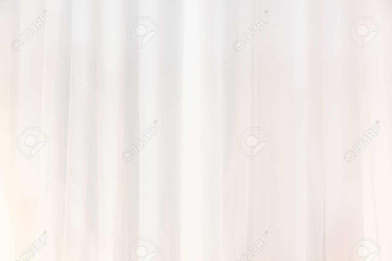 白いカーテンやモンタージュ製品表示またはデザイン レイアウト 背景に透明の白いカーテンを振って Copyspace で美しい水平壁紙に使用される背景の カーテンのクローズ アップ の写真素材 画像素材 Image