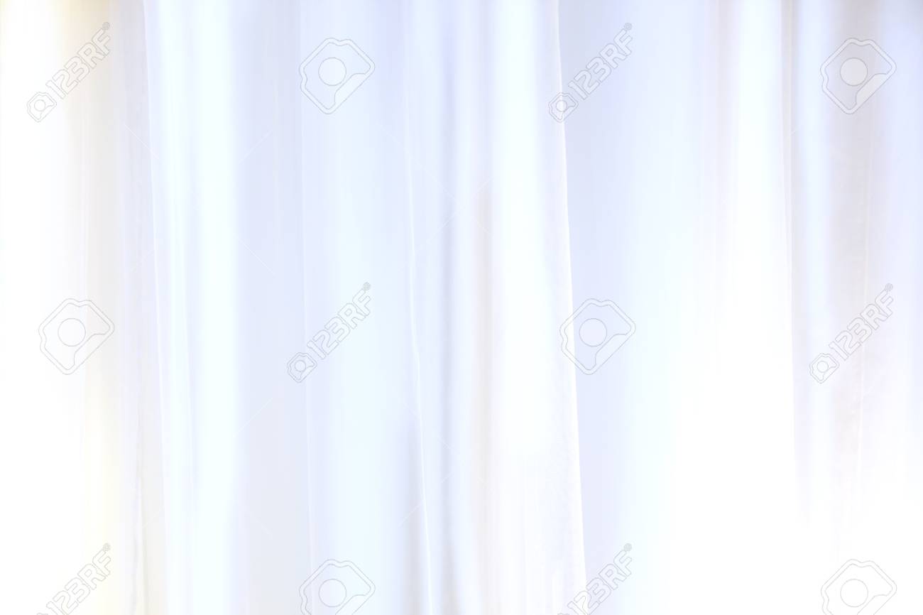 白いカーテンやモンタージュ製品表示またはデザイン レイアウト 背景に透明の白いカーテンを振って Copyspace で美しい水平壁紙に使用される背景の カーテンのクローズ アップ の写真素材 画像素材 Image