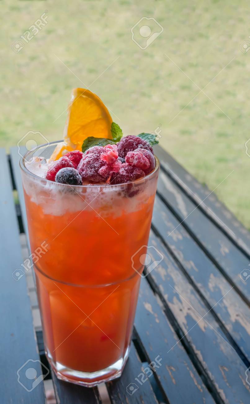氷の種類の果物をたっぷりさわやかな夏の飲み物 の写真素材 画像素材 Image
