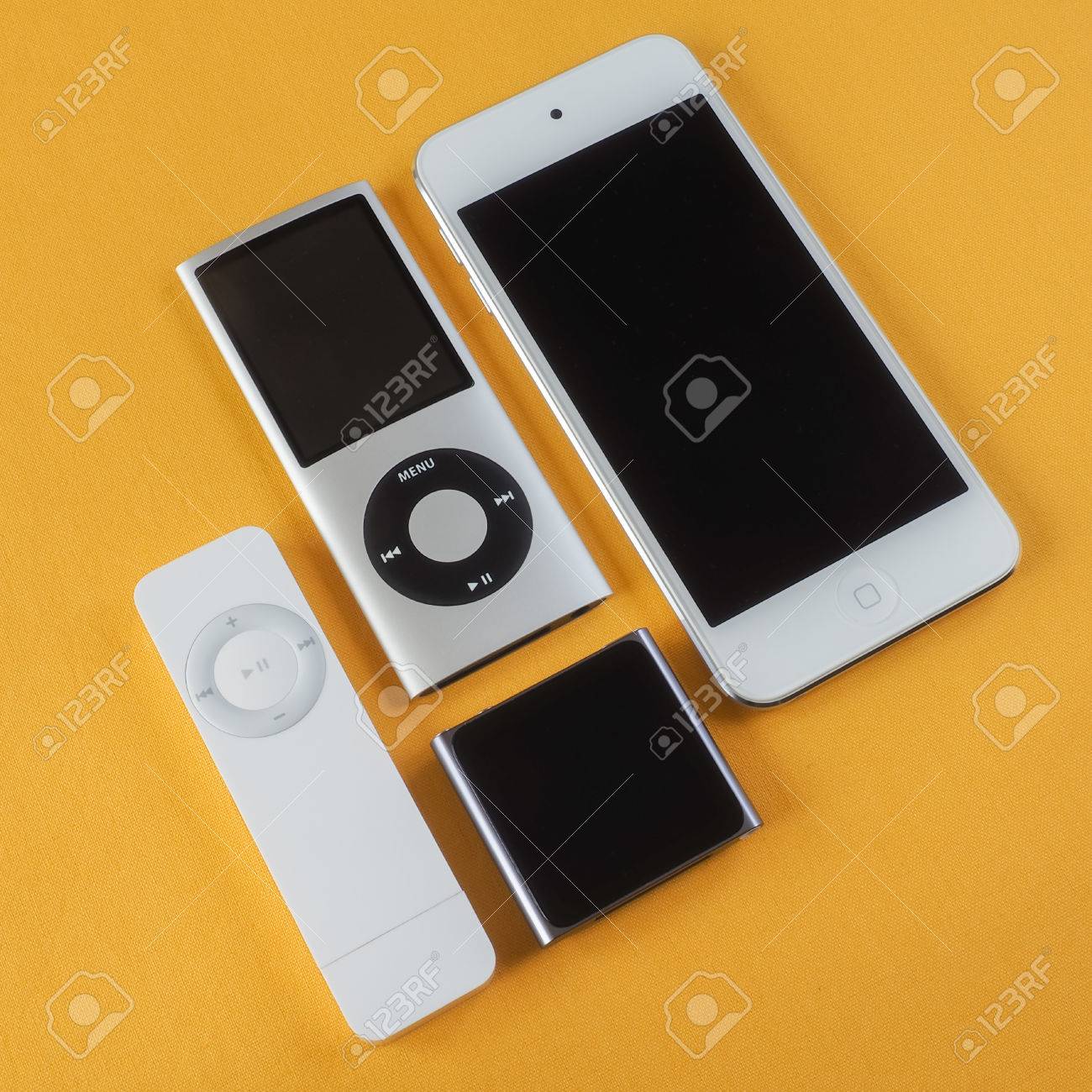 ベリー オーストラリア 16 年 6 月 日 アップル Ipod Ipod Nano 第 6 世代の Ipod のグループは無地黄色の背景に第 1 世代 タッチ Ipod Nano 第 4 世代と第 5 世代の Ipod をシャッフルします の写真素材 画像素材 Image