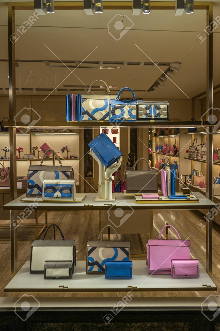 Venecia, Italia - De Junio De 2018: Carteras De Cuero En Exhibición En Una En Venecia, Italia Fotos, Retratos, Imágenes Y Fotografía De Archivo Libres De Derecho. Image 119240018.