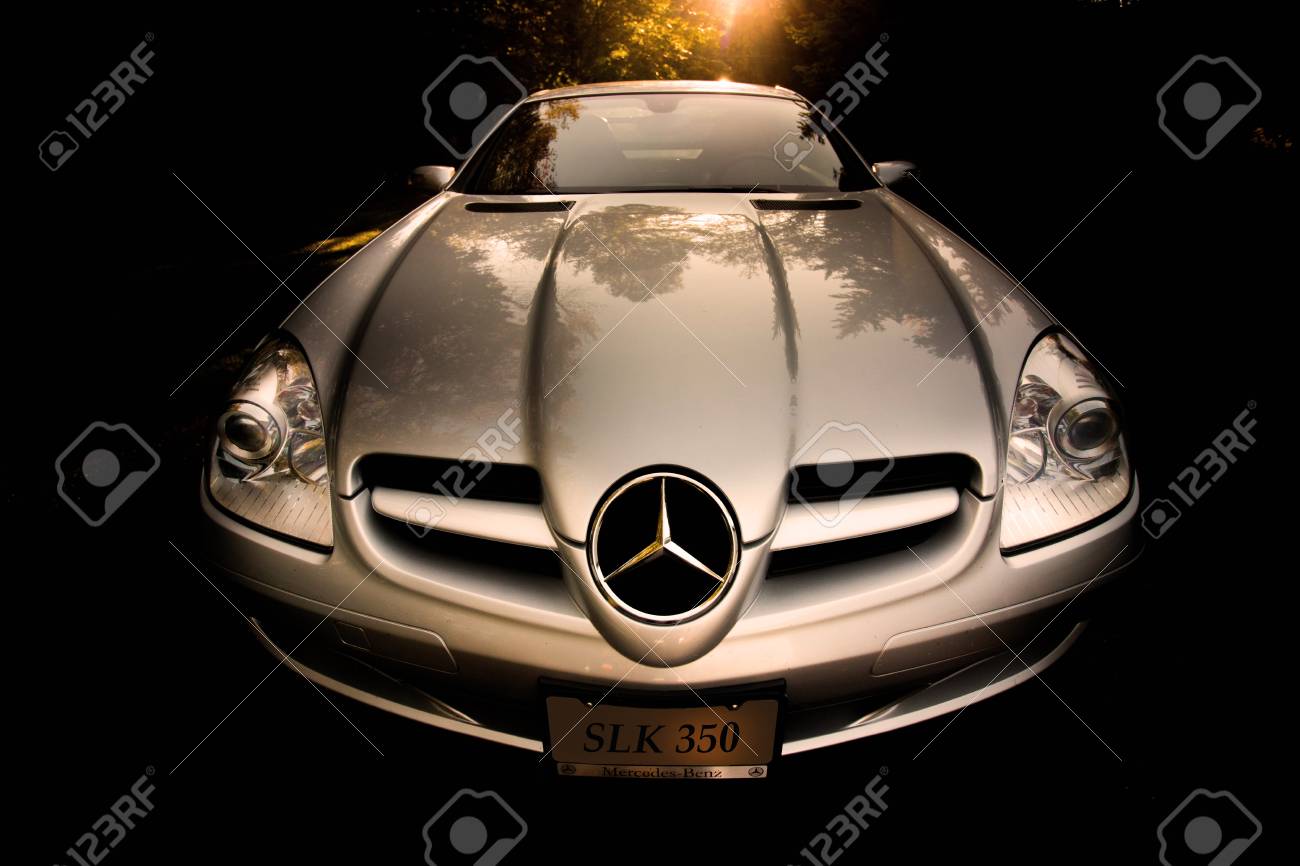 メルセデス ベンツ Slk350 のパズルゲーム広角フロント ビュー の写真素材 画像素材 Image