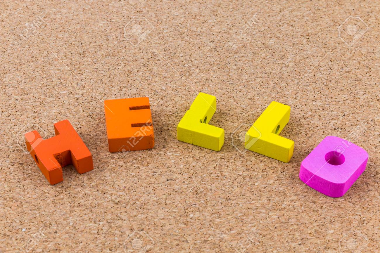 カラフルな木製の英語アルファベットこんにちは茶色のコルク木の背景に の写真素材 画像素材 Image
