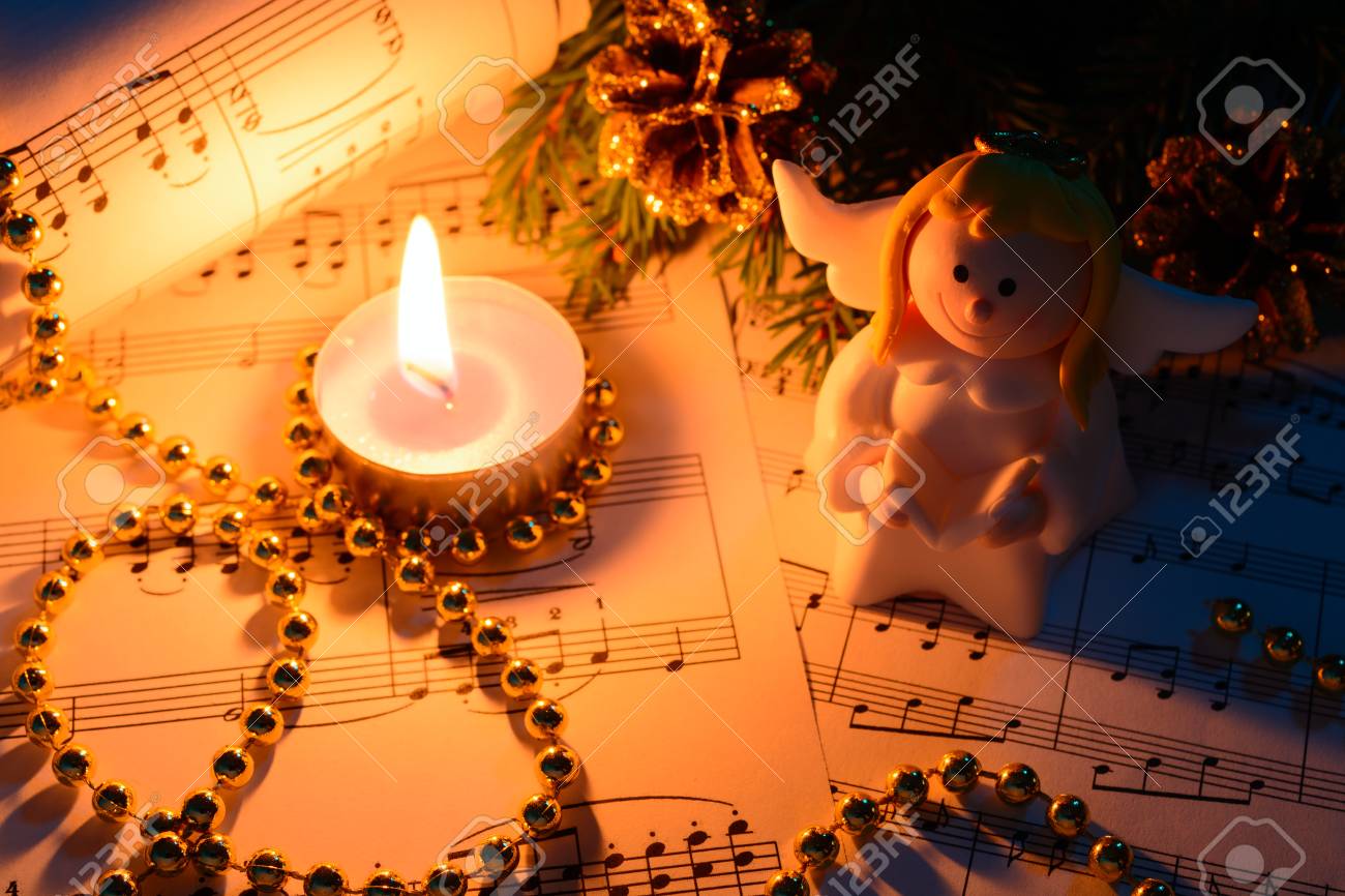 Angeli Decorazioni Natalizie.Immagini Stock Decorazioni Natalizie Candele Figure Di Angeli E Note Nell Oscurita Image 65971993