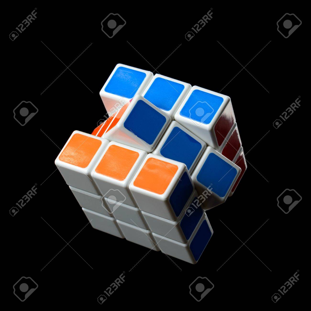 黒の背景にルービック キューブをおもちゃ の写真素材 画像素材 Image