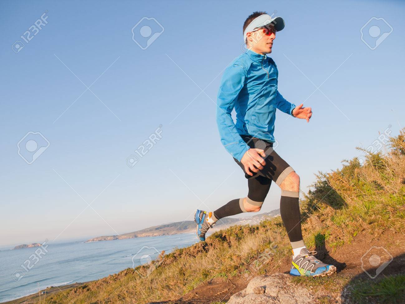 トレイル ランニング沿岸風景との練習の男 の写真素材 画像素材 Image