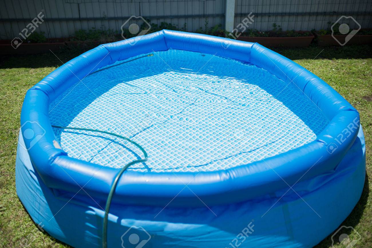 Piscine En Plastique Dans Une Journée Dété En Plein Air Banque D