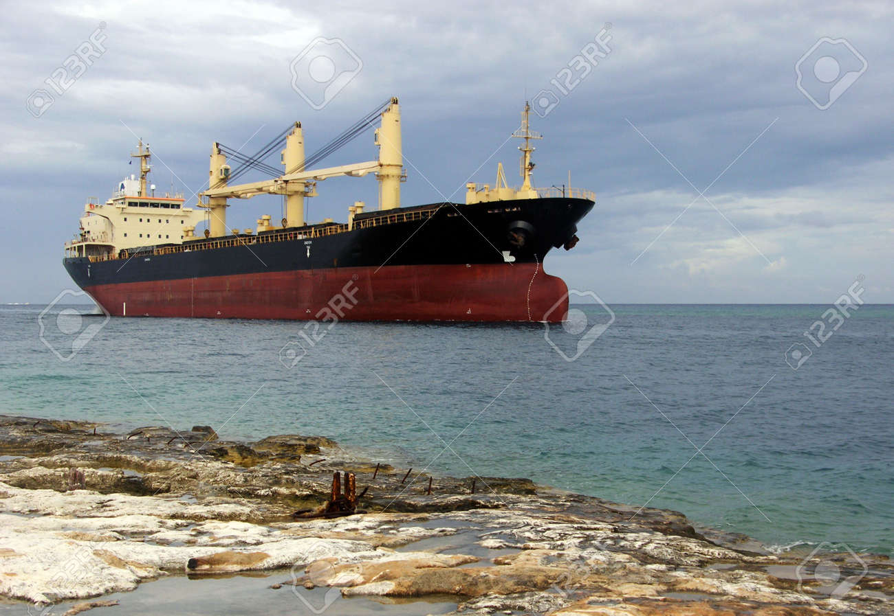 グランド バハマ島は バハマのフリーポートに来る貨物船 の写真素材 画像素材 Image