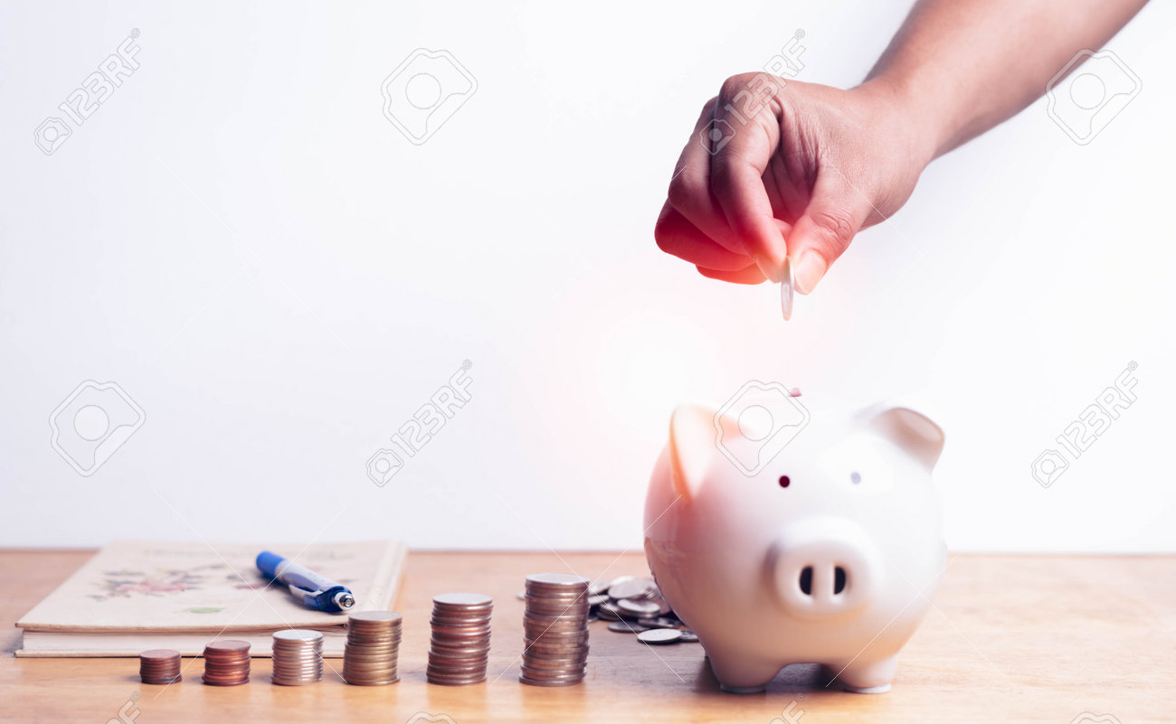 돈 개념을 절약하기 위해 돈을 돼지 저금통에 넣는 사람. 금융 비즈니스 투자, 비즈니스, 금융, 투자, 재무 계획. 로열티 무료 사진,  그림, 이미지 그리고 스톡포토그래피. Image 198803291