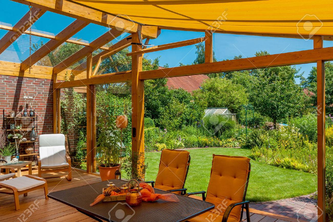 夏の大きな自然庭園で居心地の良い冬の庭から見る の写真素材 画像素材 Image