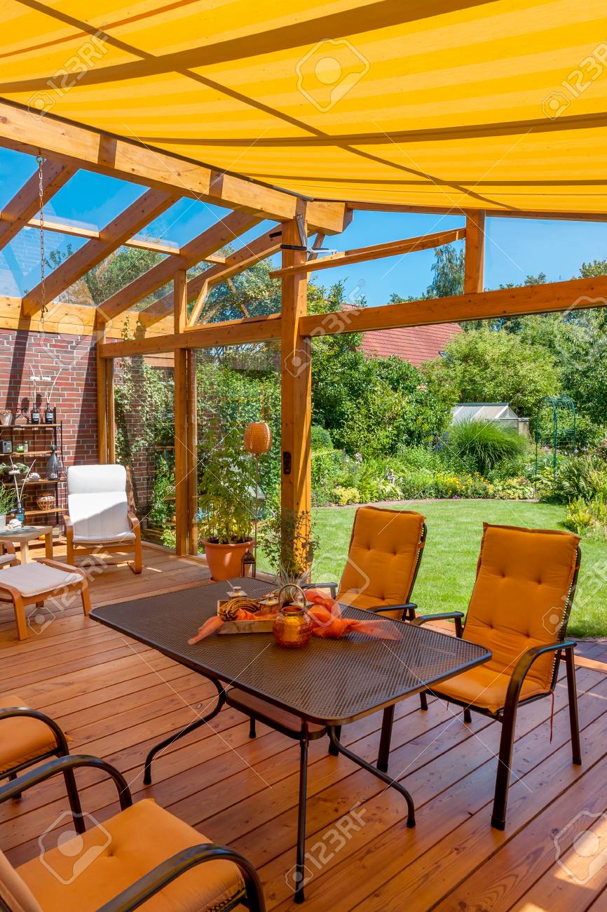 夏に大規模な自然な庭の居心地の良い冬の庭からの眺め の写真素材 画像素材 Image