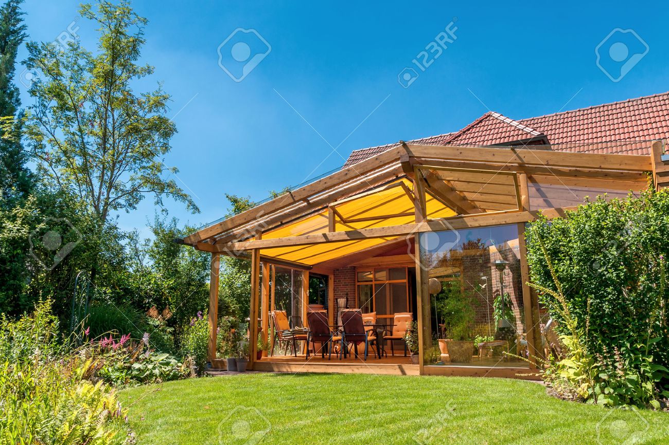 居心地の良い冬の庭に夏らしい自然庭園からの眺め の写真素材 画像素材 Image