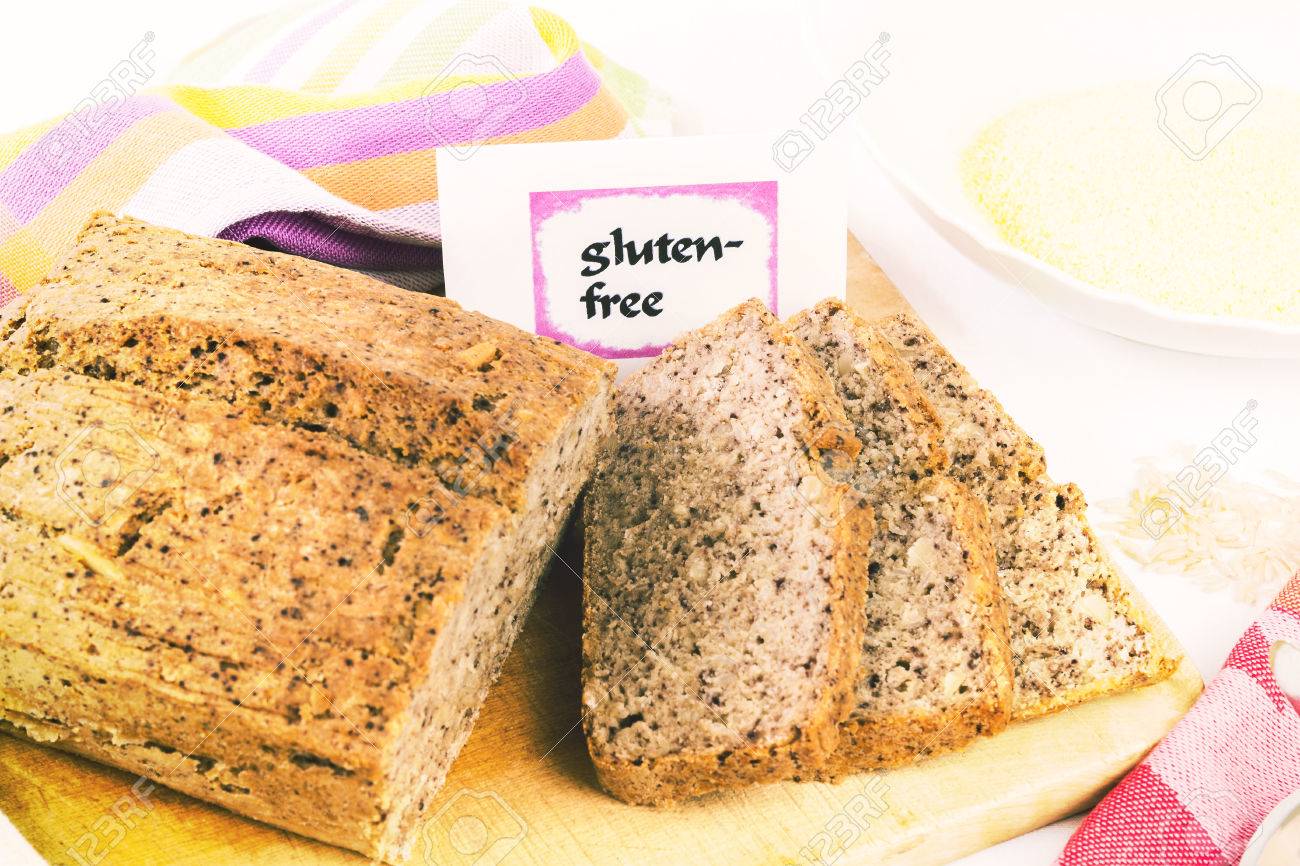 米 トウモロコシ 分離から自家製の全粒粉のグルテン フリーのパンと木の板 の写真素材 画像素材 Image