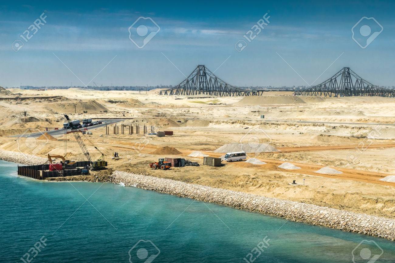 スエズ運河の新しくオープンした拡張チャネルから El Ferdan 橋と運河手前で残りの工事を見る の写真素材 画像素材 Image