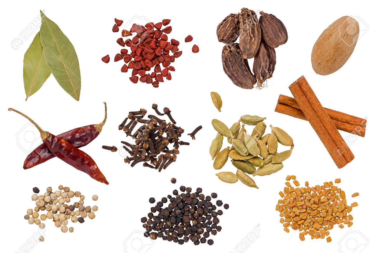 いくつかのスパイスの複合 月桂樹の葉 アナトー 黒いカルダモン ナツメグ 唐辛子 クローブ 緑のカルダモン シナモンスティック 白胡椒 黒胡椒 フェヌグ リーク の写真素材 画像素材 Image