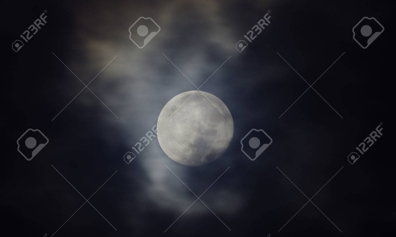 Reglage De La Lune Dans La Brume Banque D Images Et Photos Libres