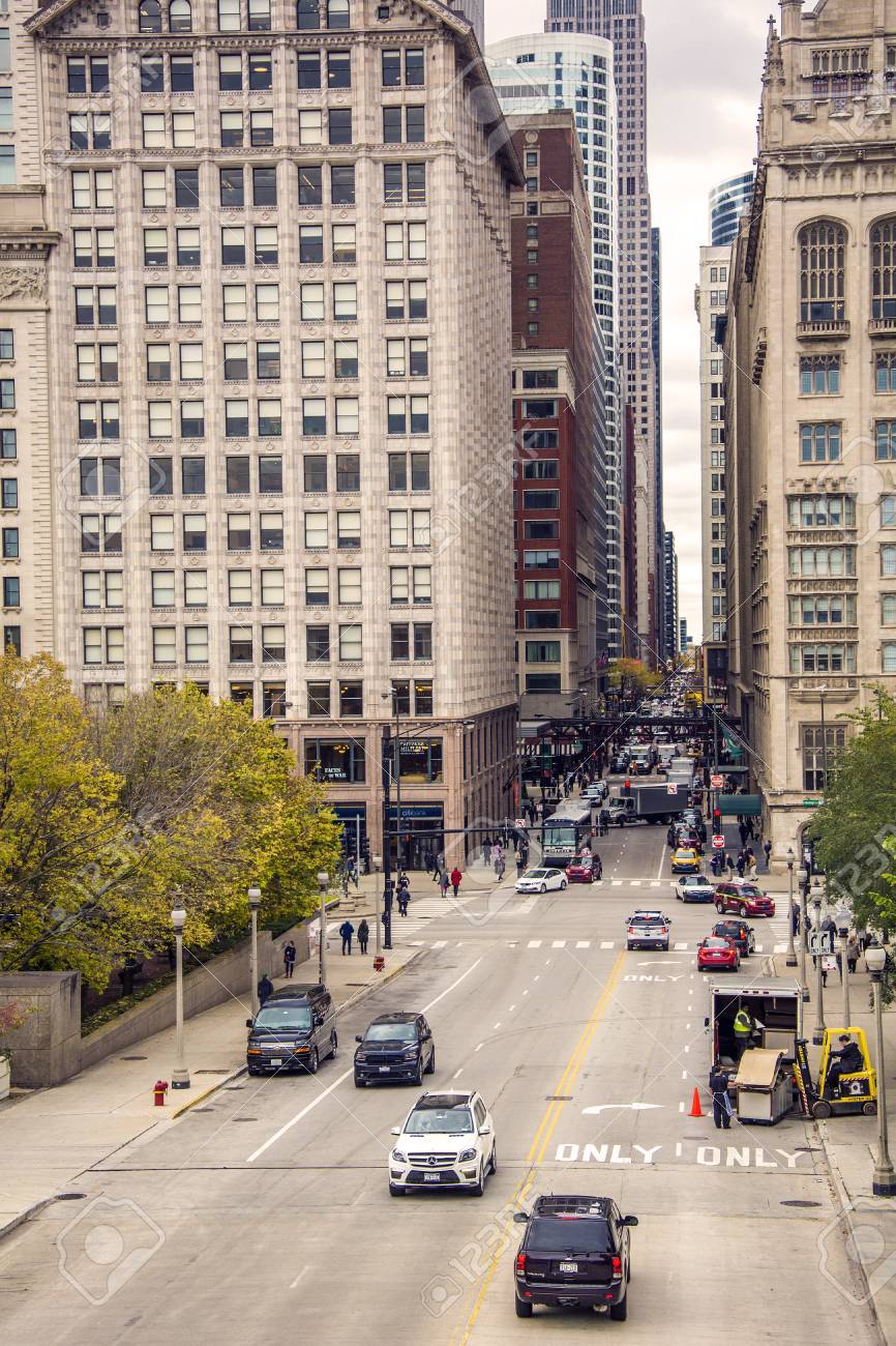 シカゴ イリノイ州 アメリカ合衆国 16年 10 月 モンロー通りのトラフィックとミシガン通りと交差します シカゴのニコルス Bridgeway から見た の写真素材 画像素材 Image