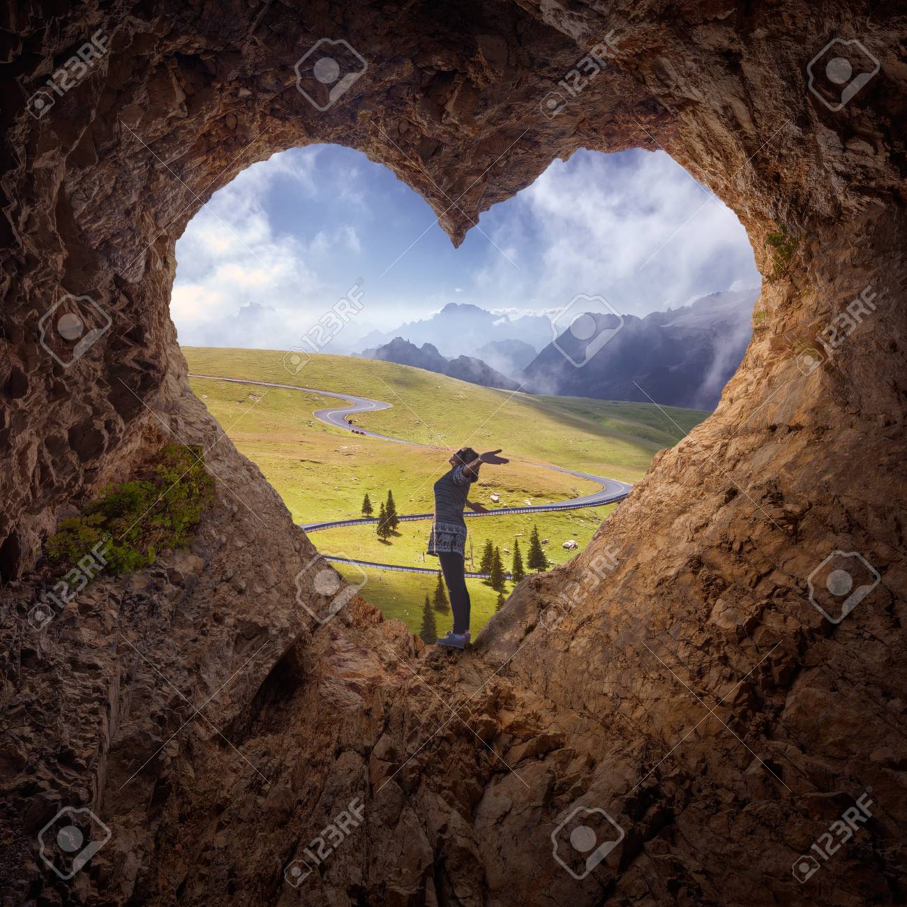 Jeune Femme Appreciant Dans La Belle Nature De Montagne Celebrant La Liberte Et Levant Ses Bras Tout En Se Tenant Sur Le Bord De La Falaise Concept De La Saint Valentin Banque D Images