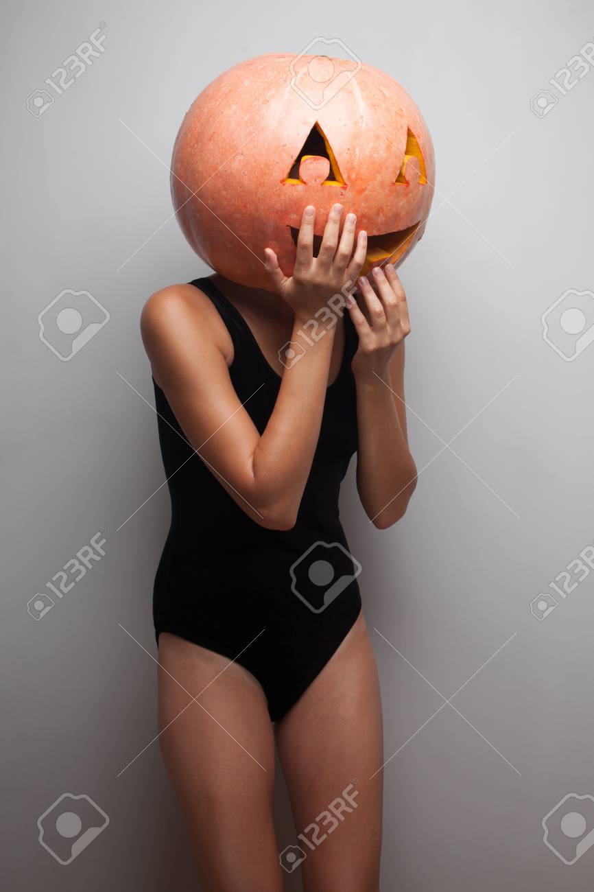 Lustige Kurbisgesicht Tanzer In Halloween Kostum Lizenzfreie Fotos Bilder Und Stock Fotografie Image 26417147