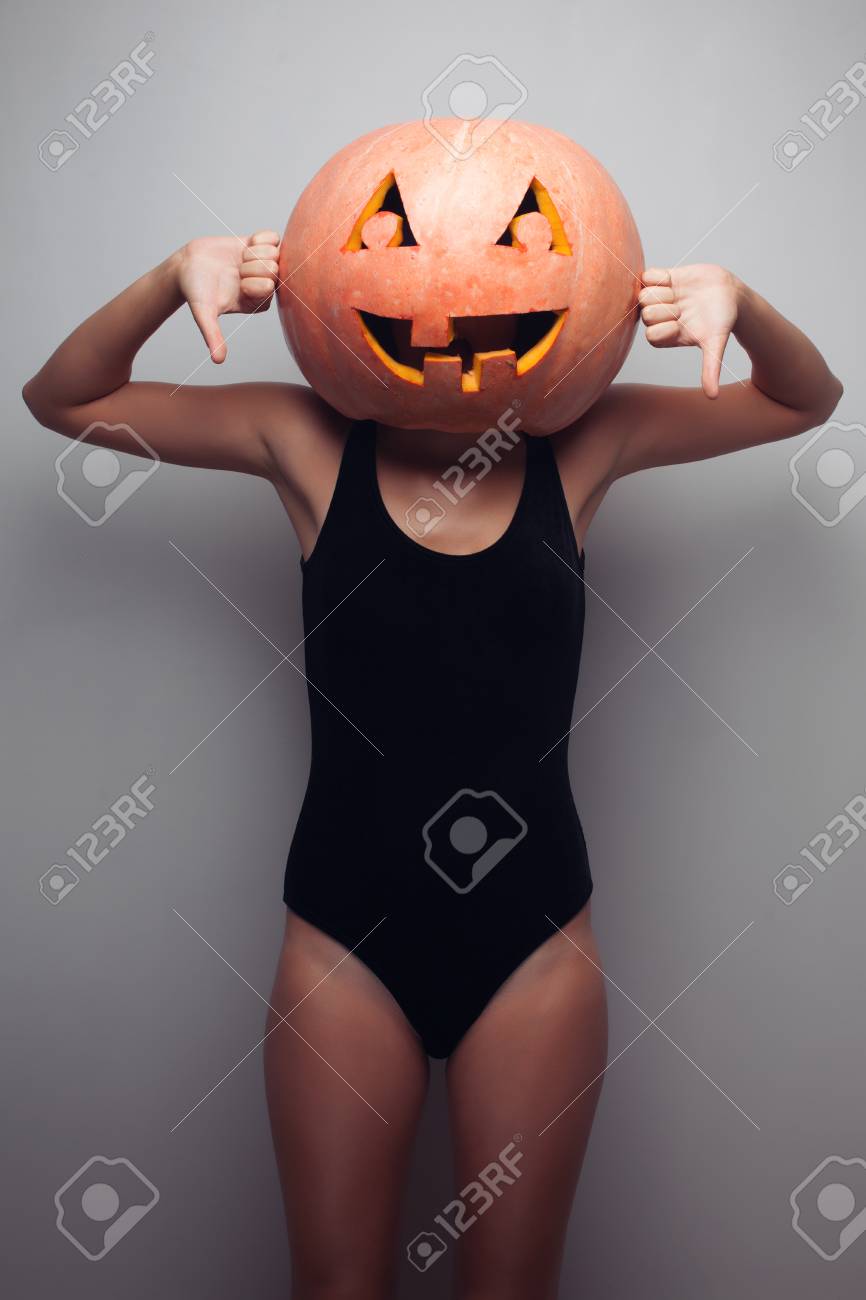 Tanzen Go Go Tanzerin Mit Halloweens Kurbis Auf Dem Kopf Lizenzfreie Fotos Bilder Und Stock Fotografie Image 26417155