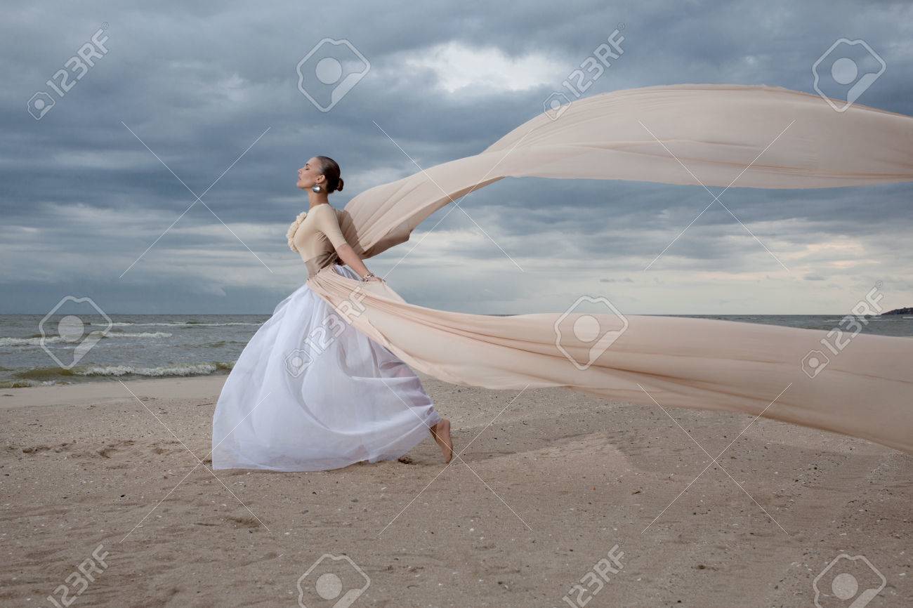 Posant Beige La Robe Féminin Longue Dans Modèle Dynamique aq1TvwUWO