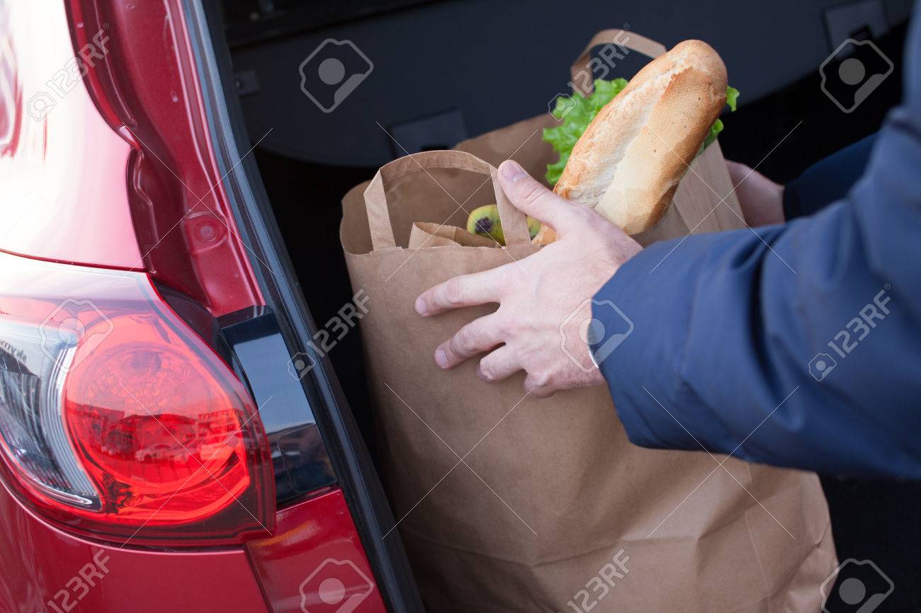 車のトランクに買い物袋をロードの手をマンします の写真素材 画像素材 Image