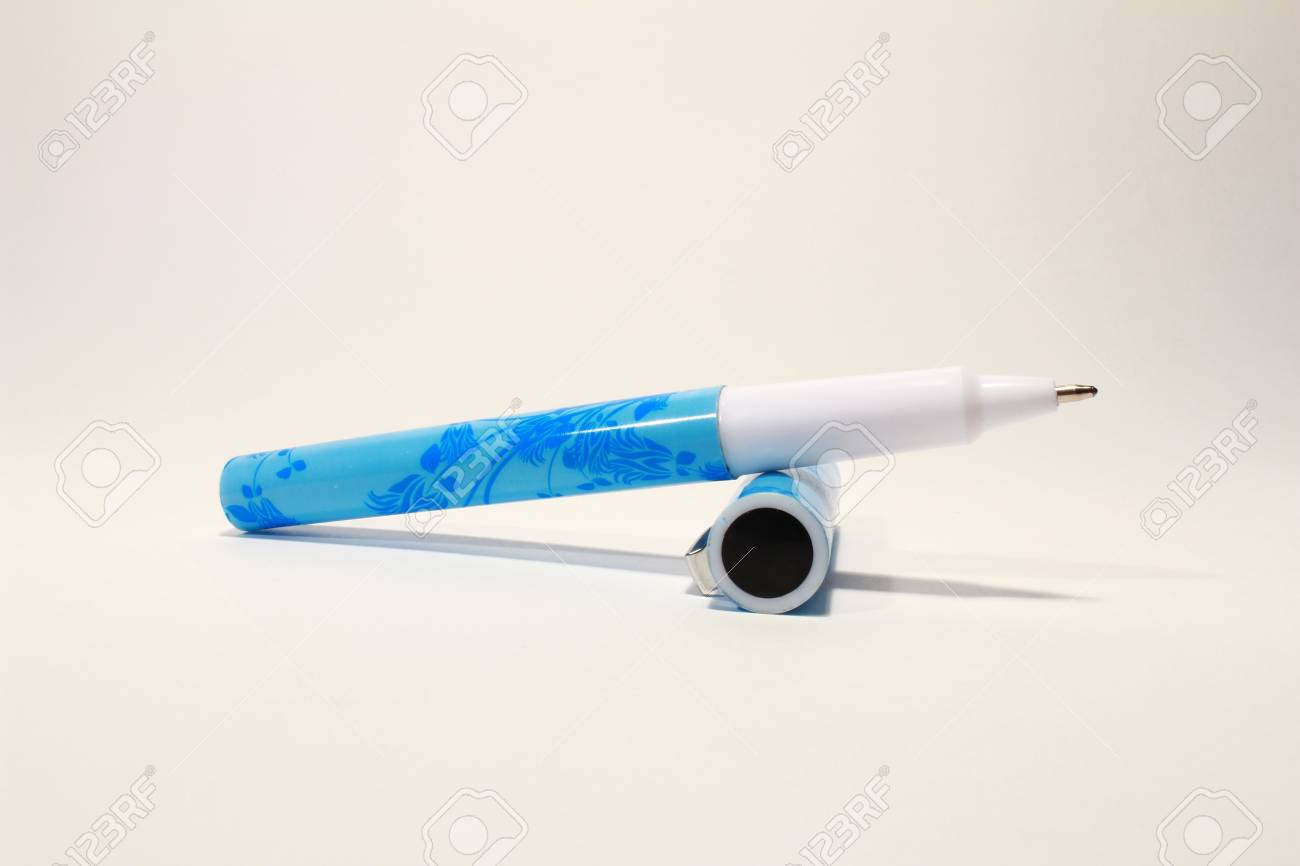 白地にブルーのプラスチック製ボールペン の写真素材 画像素材 Image