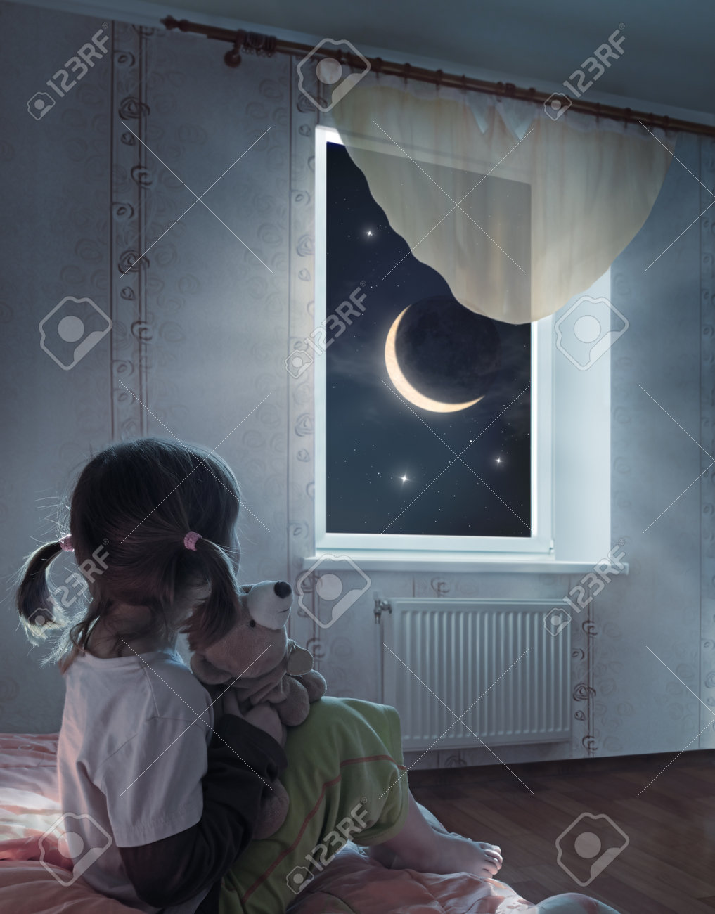 Kleines Madchen Sitzt Auf Dem Bett Und Blick Auf Den Sternenhimmel Lizenzfreie Fotos Bilder Und Stock Fotografie Image 65825765