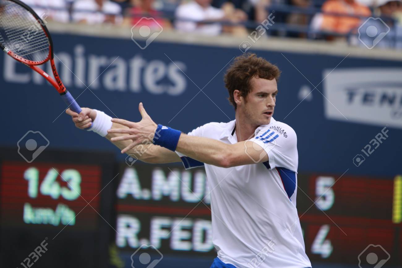 トロント 8 月 15 日 Andy マレーで果たしている Roger Federer に対するロジャース カップ 10年決勝 10 年 8 月 15 日に カナダのトロントで の写真素材 画像素材 Image