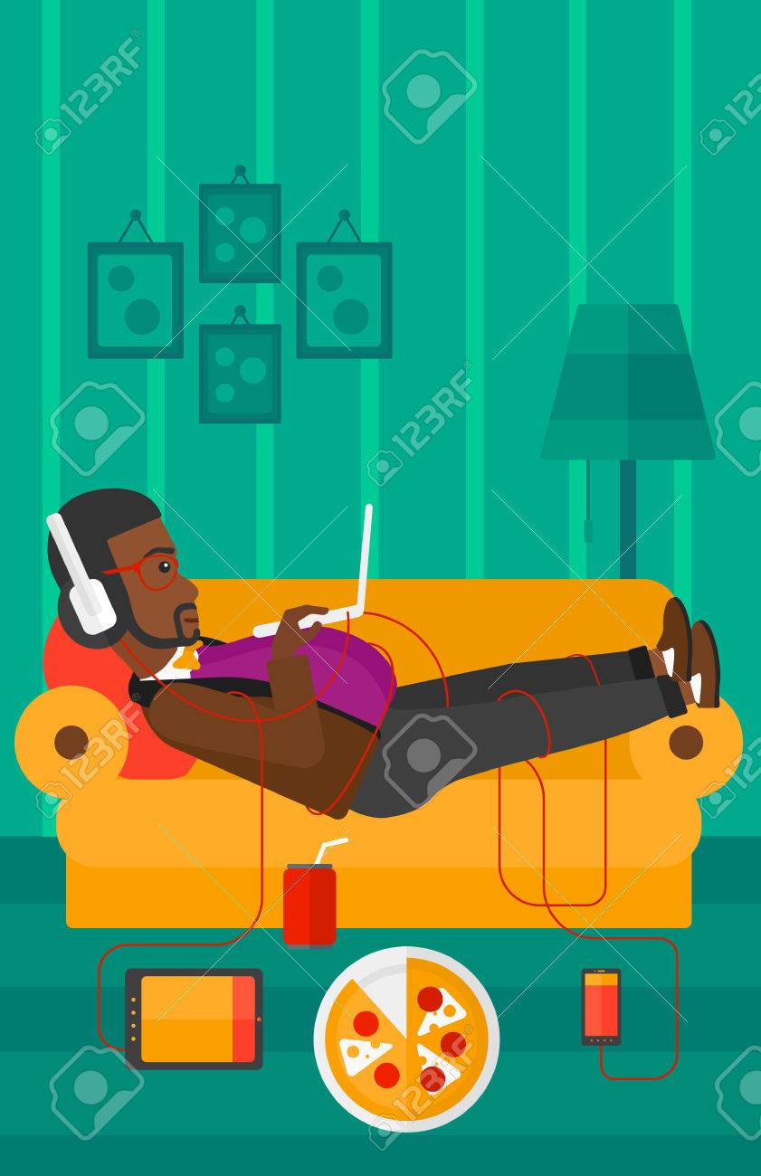 電子機器やファーストフード ベクトル フラット デザイン イラストでリビング ルームのソファー に横になっているヘッドフォンでアフリカ系アメリカ人のデブ男 縦型レイアウト のイラスト素材 ベクタ Image